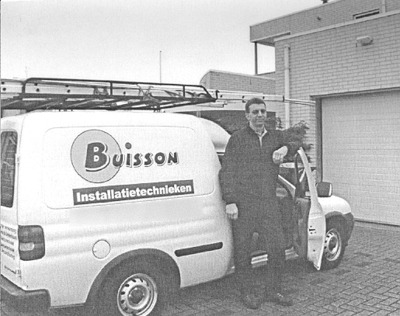 Werkbus van Buisson Installatietechnieken met een medewerker in Zeewolde
